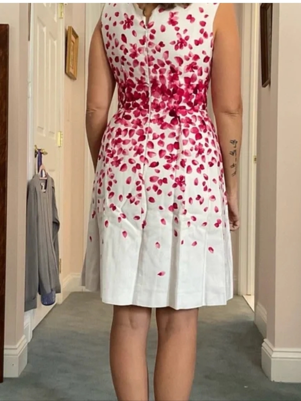 TAHARI ✨️ White Floral Sleeveless Midi Women's Dress Size 4P - Picture 2 of 14
